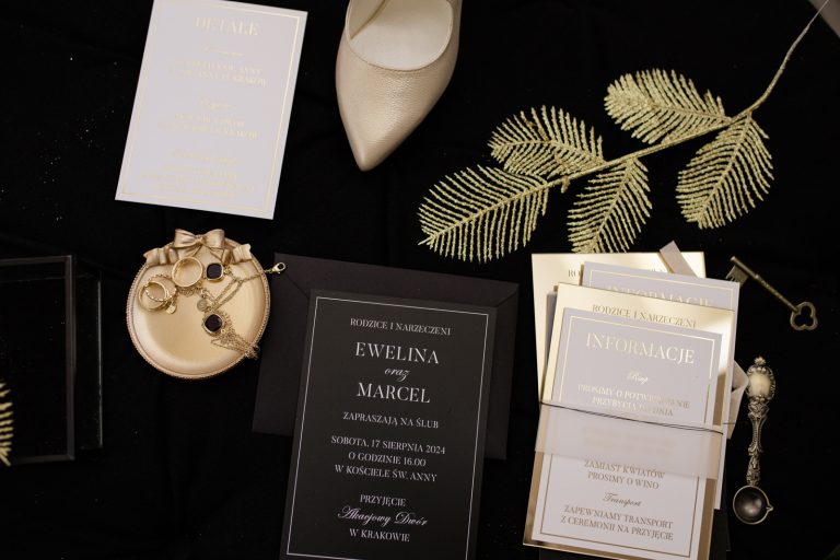 Read more about the article Projekt indywidualny zaproszeń i papeterii ślubnej – za i przeciw. Czy warto zainwestować w personalizowany projekt?