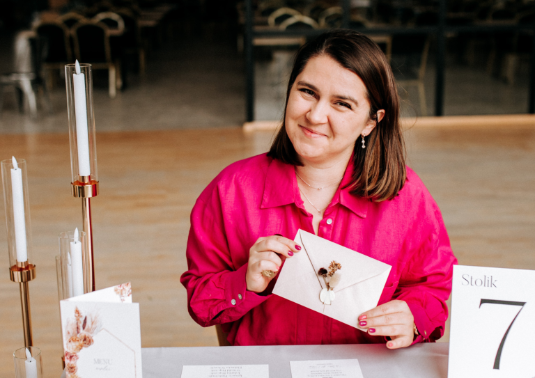 Read more about the article Na czym polega moja praca projektantki zaproszeń i papeterii ślubnej?