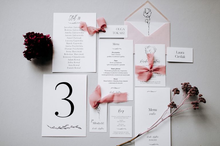 Read more about the article Papeteria jako element wystroju sali, czyli jak połączyć dekoracje stołu i zaproszenia w spójną całość